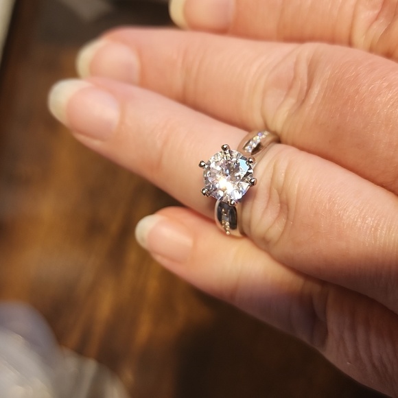 ROUND CUT SOLITAIRE ENGAGEMENT WEDDING RING - Picture 5 of 5